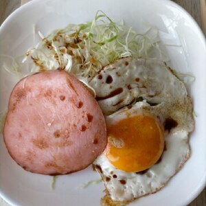 朝食に目玉焼きサラダ